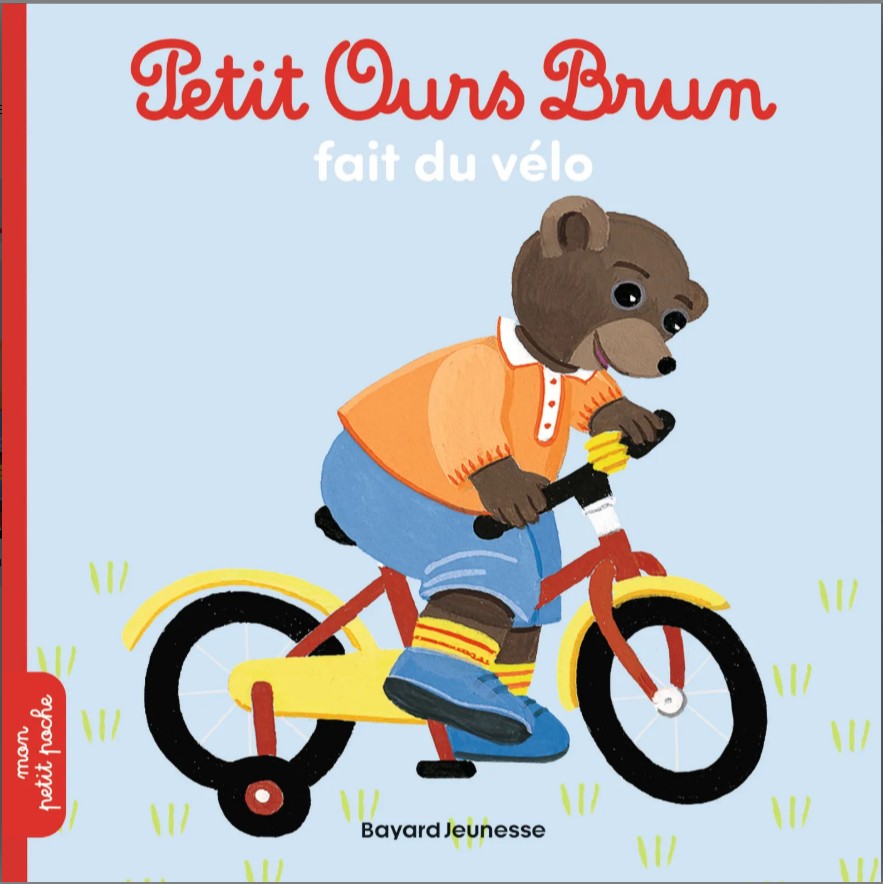 Petit ours brun fait du vélo